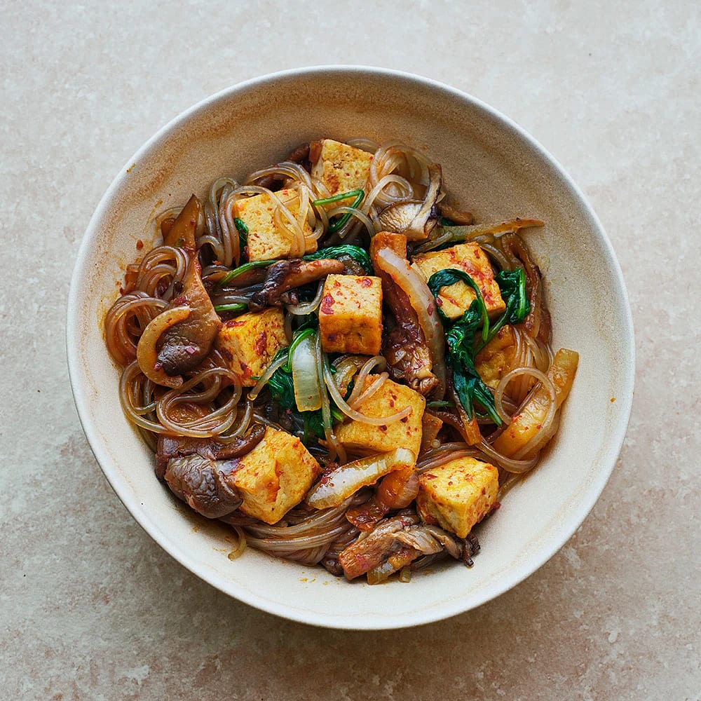 Japchae – sötpotatisnudlar med tofu och svamp