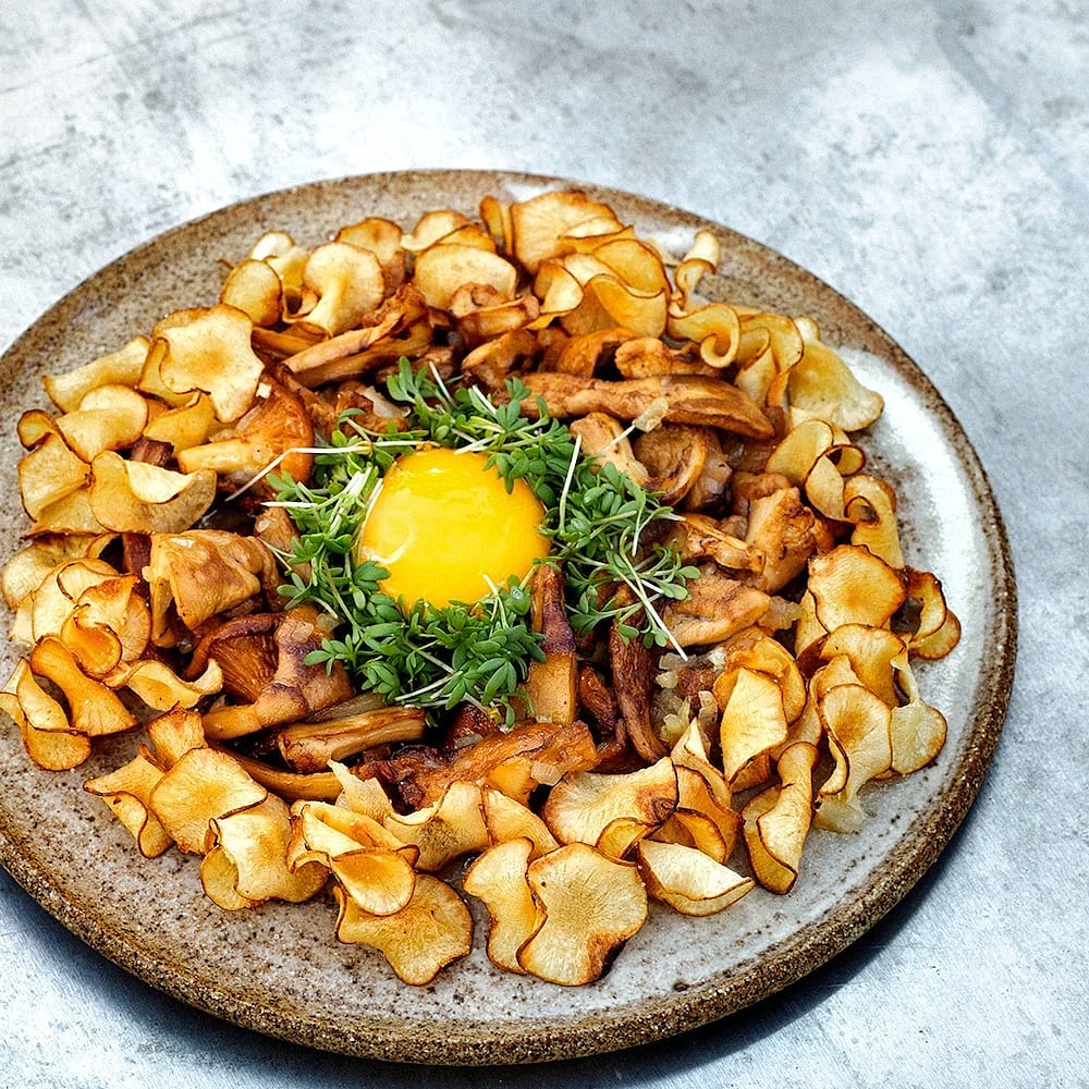 Jordärtskockschips med stekt svamp och äggula