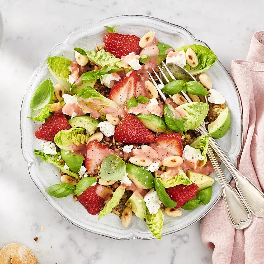 Jordgubbsallad med avokado och fetaost
