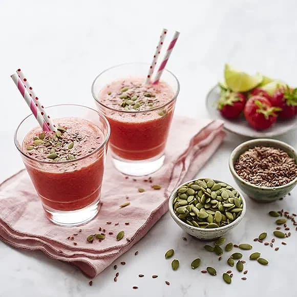 Jordgubbssmoothie med äppelmust och lime