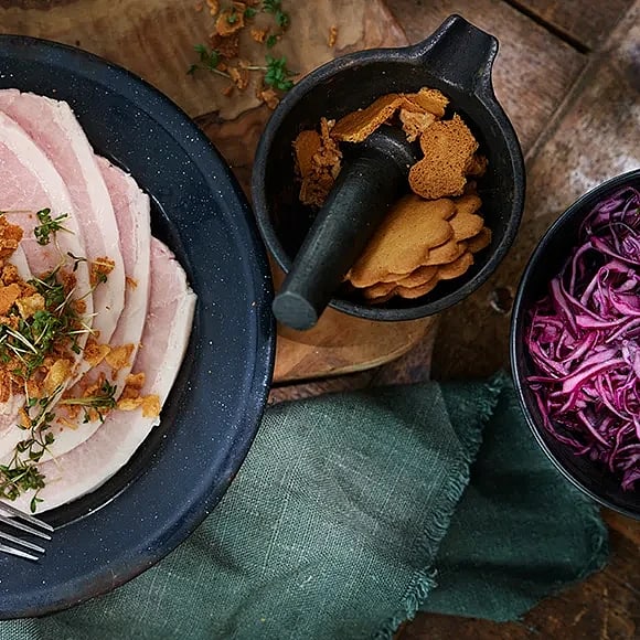 Julskinka med pepparkakscrust och snabbmarinerad rödkål