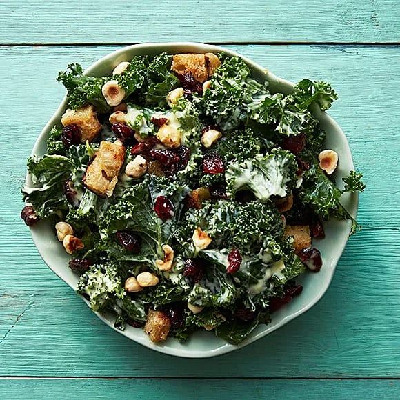 Kale caesar med tranbär och nötter