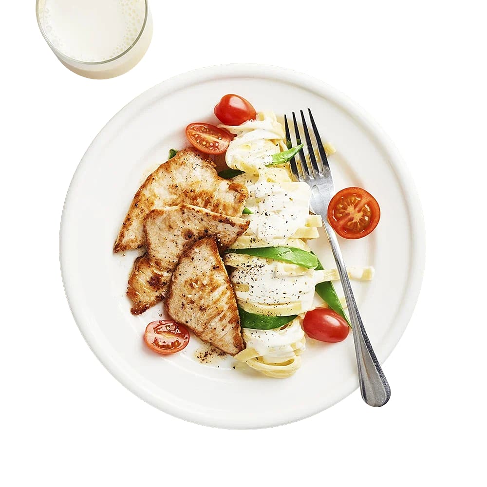 Kalkon med sockerärter och krämig tagliatelle
