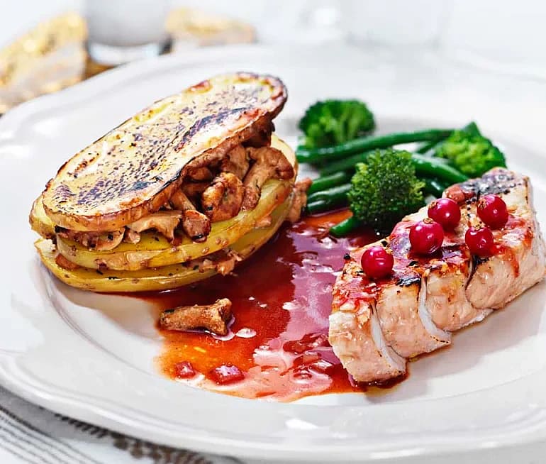 Kalkonfilé med vinbärssås & potatisbakelse