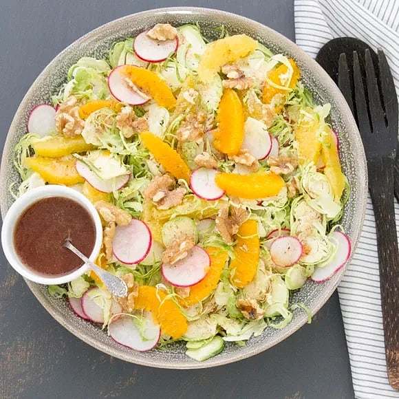 Kall sallad med brysselkål, valnötter och apelsin