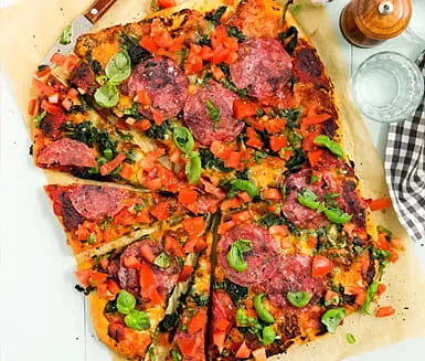 Kalljäst salamipizza med tomat- och basilikasalsa