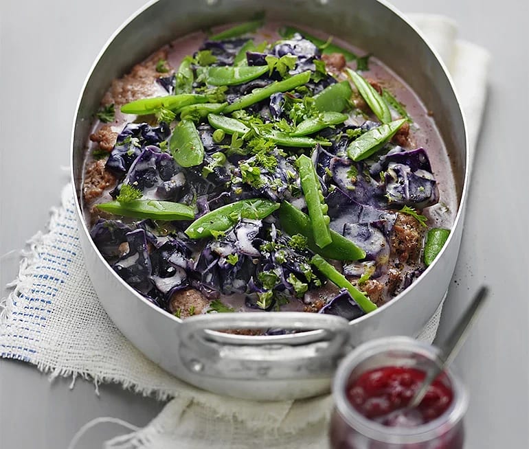 Kålpudding på rödkål med salladsärtor