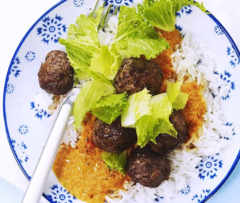 Kalvfärsbullar med krämig paprikasås