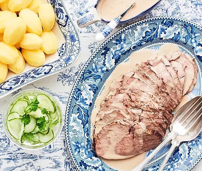 Kalvstek med gräddsås och inlagd gurka