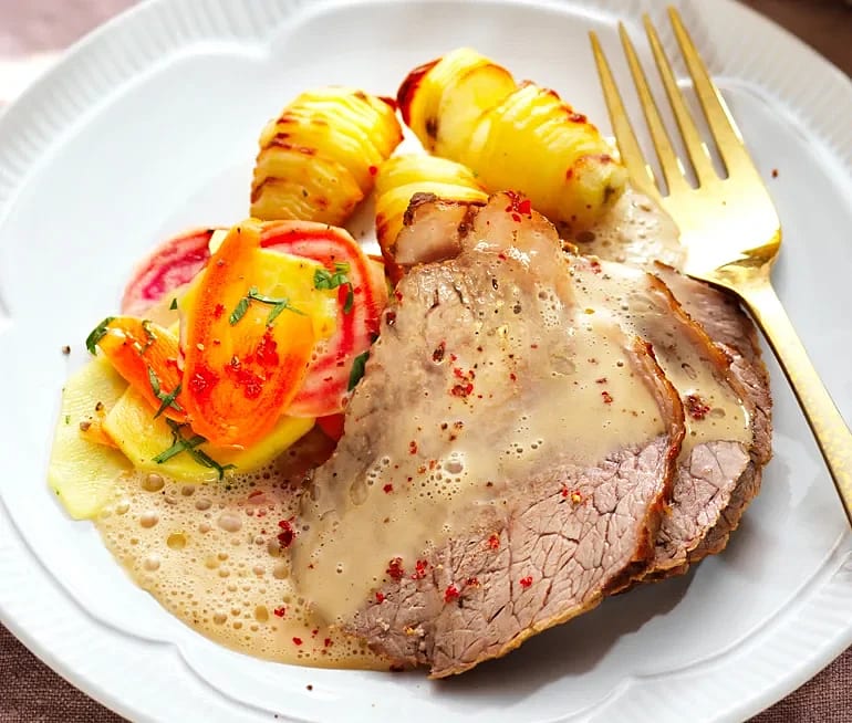 Kalvstek med pepparsås, inlagda höstrotisar och hasselbackspotatis