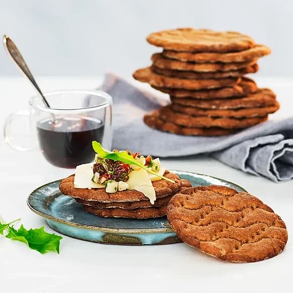 Kanelknäcke med cheddar och russin- & mandelchutney