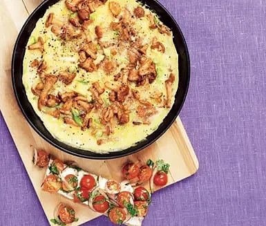 Kantarellomelett med tomat- och färskostbaguette