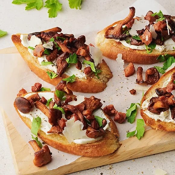 Kantarelltoast med färskost och bacon