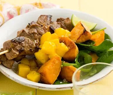 Karibiska fläskspett med sötpotatis och mangosalsa