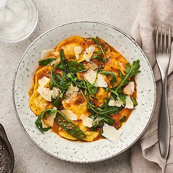 Karl Johanravioli med grönpeppar, tomat och sockerärtor