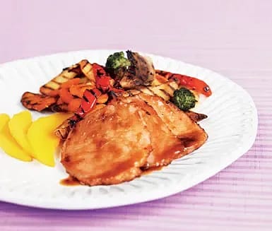 Kassler med potatisklyftor och grillade grönsaker
