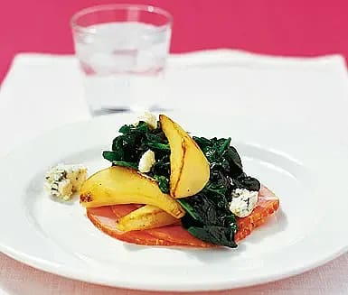 Kassler med spenat- och päronfräs och smulad ädelost