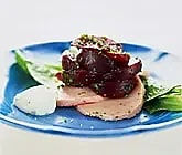 Kassler med varma rödbetsklyftor