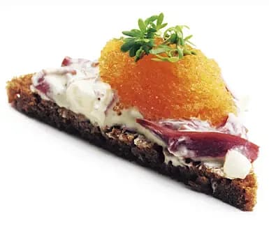 Kavringkanapé med ren, löjrom och syltlök