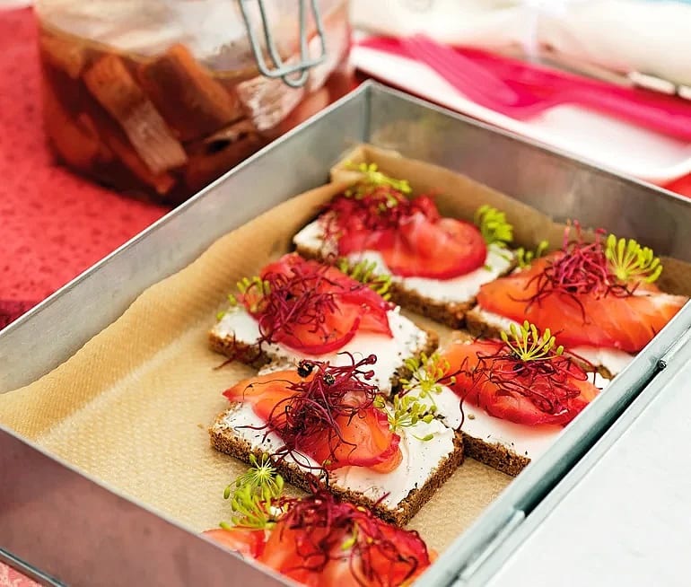 Kavringskanapé med rödbetsgravad lax