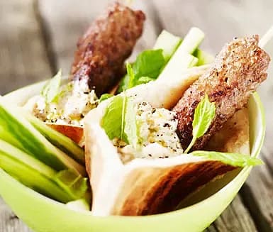 Kebab med grillspett och kikärtscrème fraiche