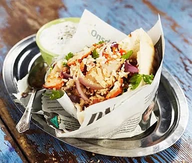 Kebab med grillspjut, myntayoghurt och ”blomkålsris”