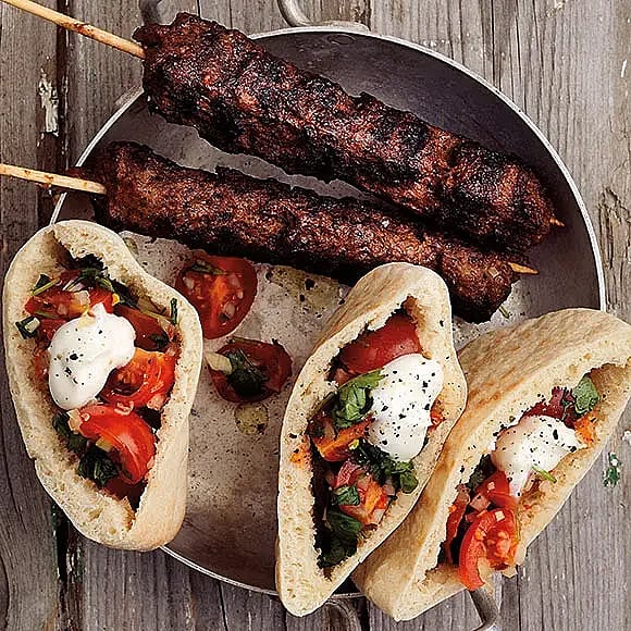 Kebabspett i bröd med tomatsalsa