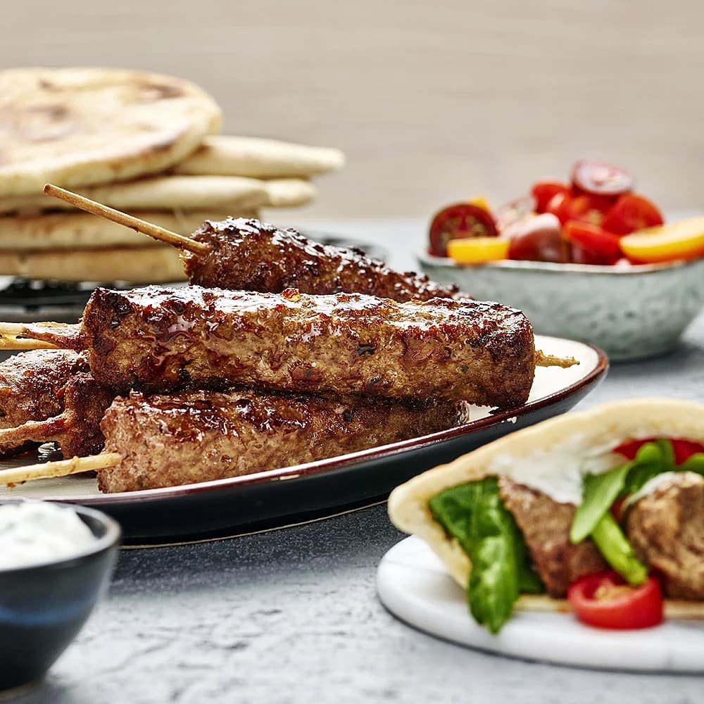 Kebabspett i pitabröd med tzatziki och sallad