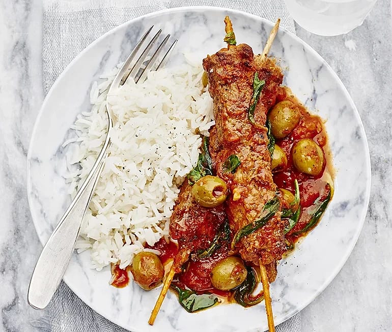 Kebabspett i tomatsås med yoghurt
