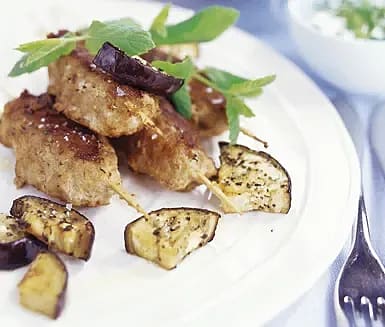 Kebabspett med myntadoftande aubergine