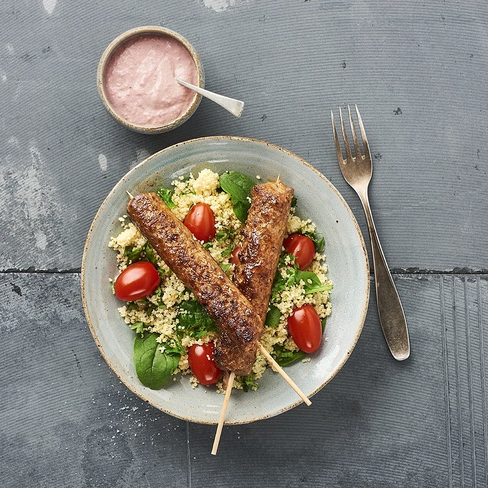Kebabspett med rödbetshummus