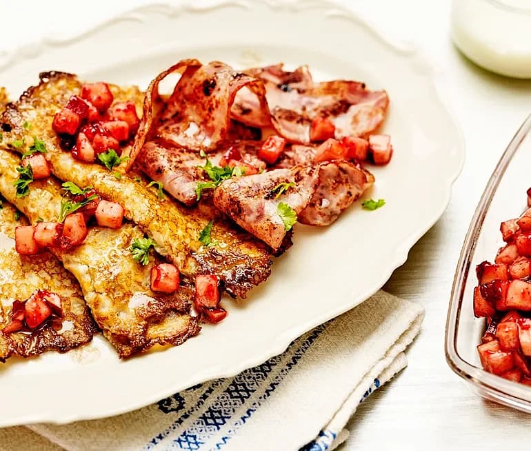 Kikärt- och vitkålspannkakor med lingon- och äppelsallad