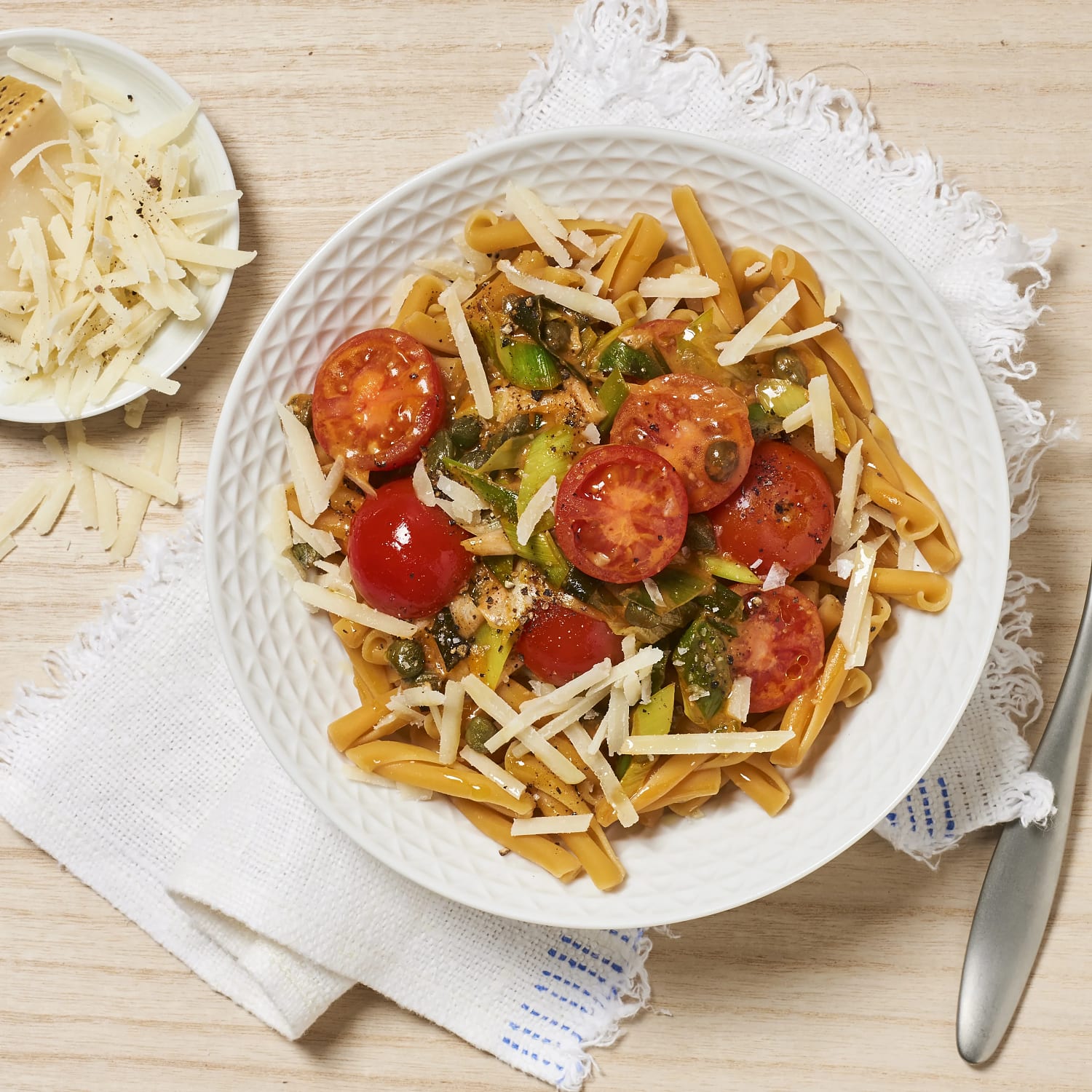 Kikärtspasta med pesto, kapris och purjolök