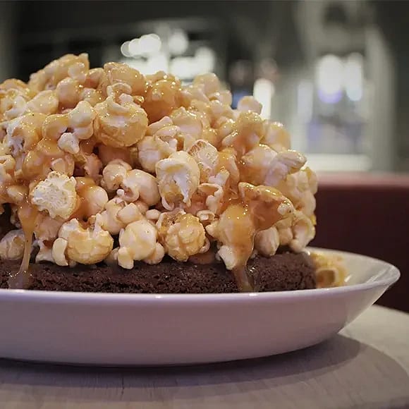 Kladdkaka med kolapopcorn