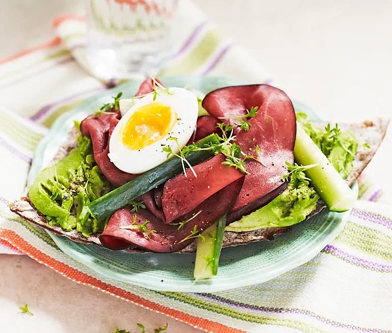 Knäcke med avokado och hamburgerkött