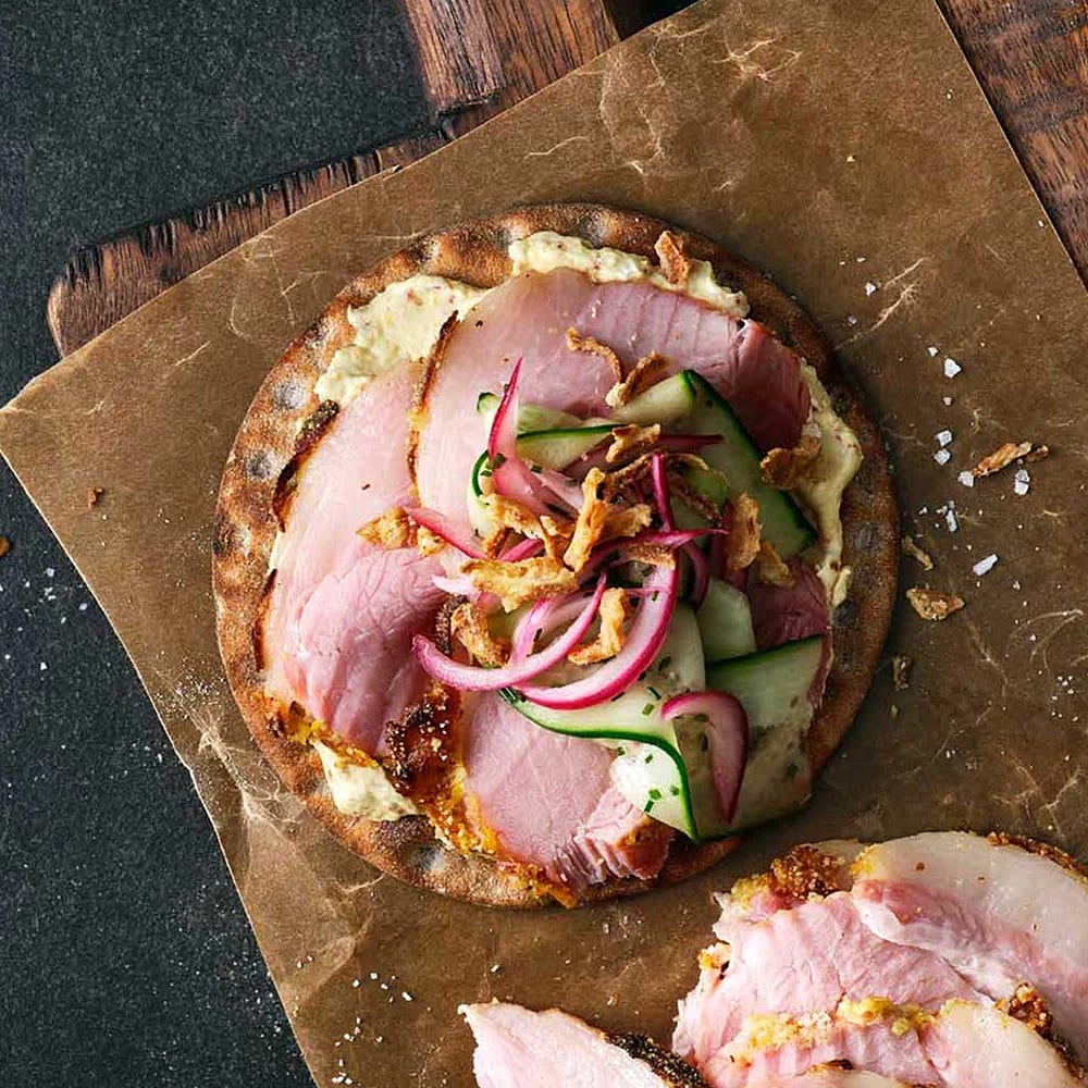 Knäcke med julskinka, senapsfärskost och picklad lök