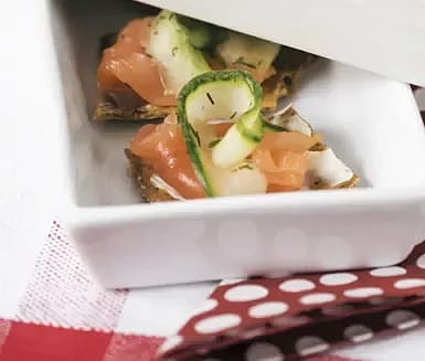 Knäcke med lax och gurka