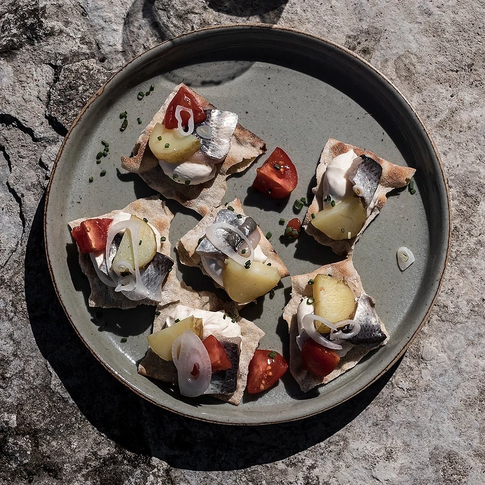 Knäcke med surströmming, brynt smör-kräm och tomat