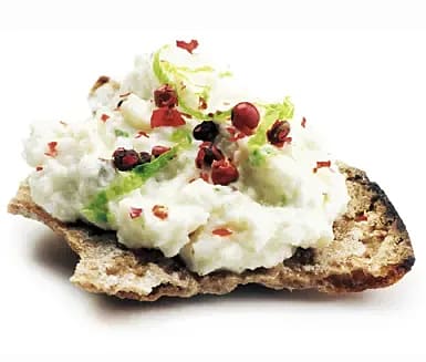 Knäckesnittar med krabbröra, rosépeppar och lime