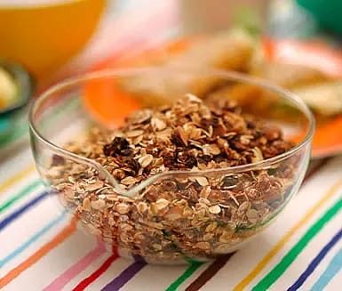 Knaprig müsli med mandel och russin