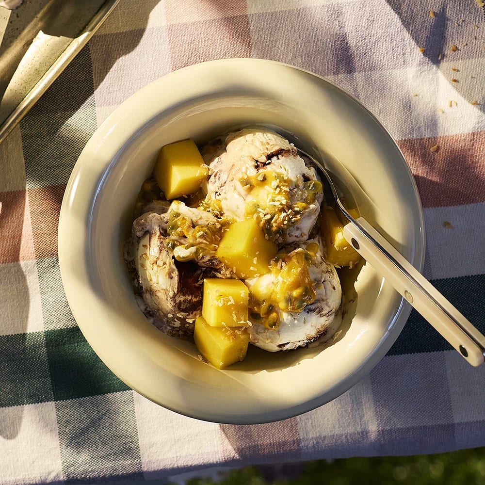 Kokosglass med mango och maränger