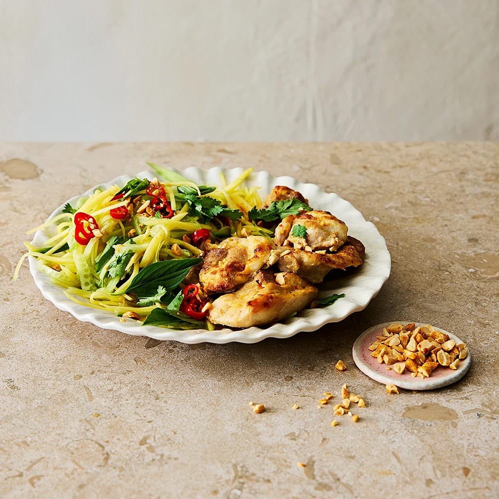 Kokoskyckling med mango-och gurksallad