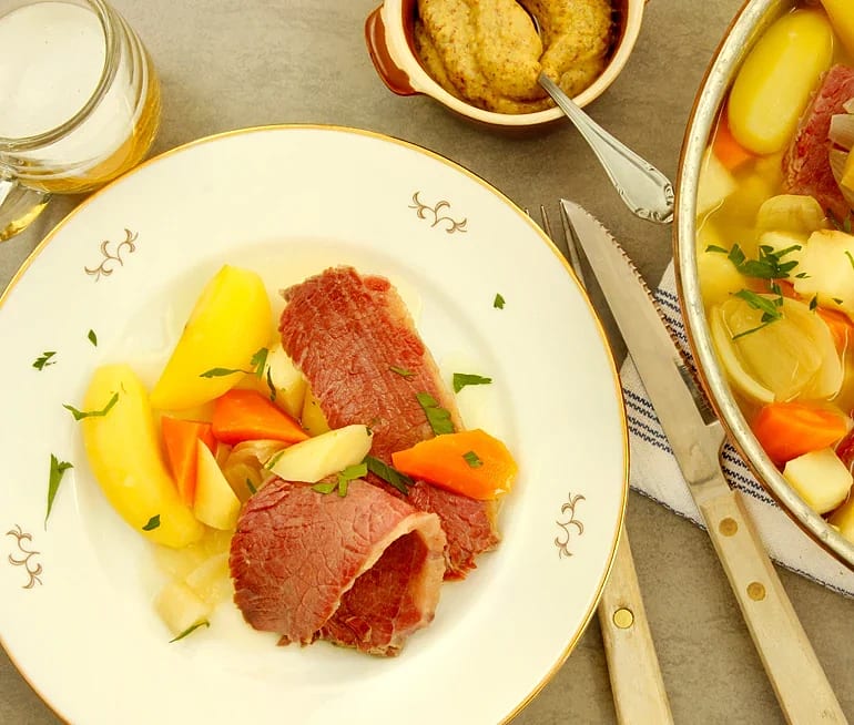 Kokt oxbringa med mandelpotatis och rotfrukter