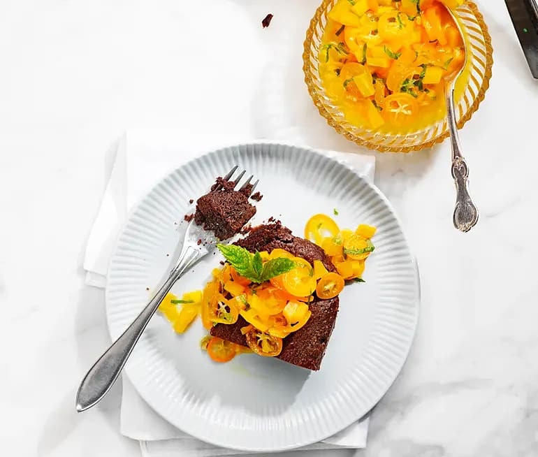 Kompott på kumquats och mango med kladdkaka