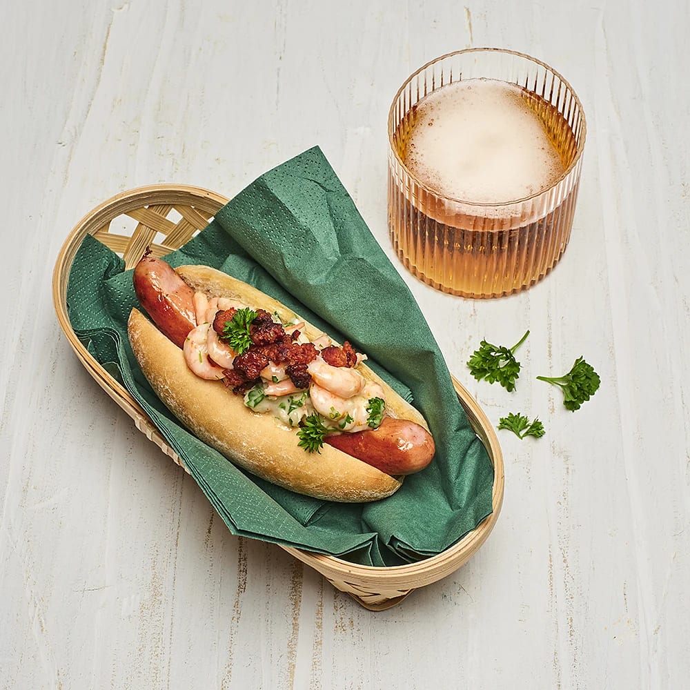 Korv med bröd och het räksallad i chorizomajonnäs