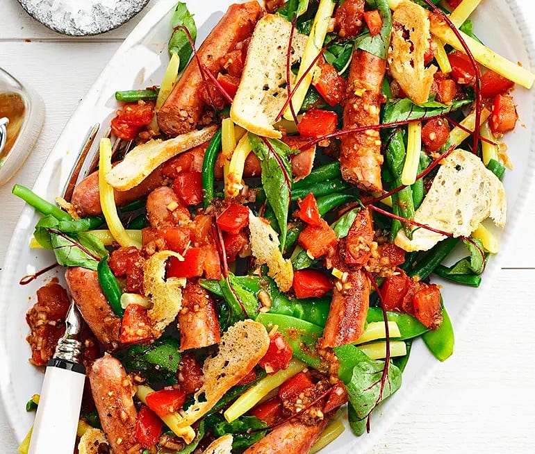 Korv med färska bönor i tomatvinägrette och surdegskrutonger