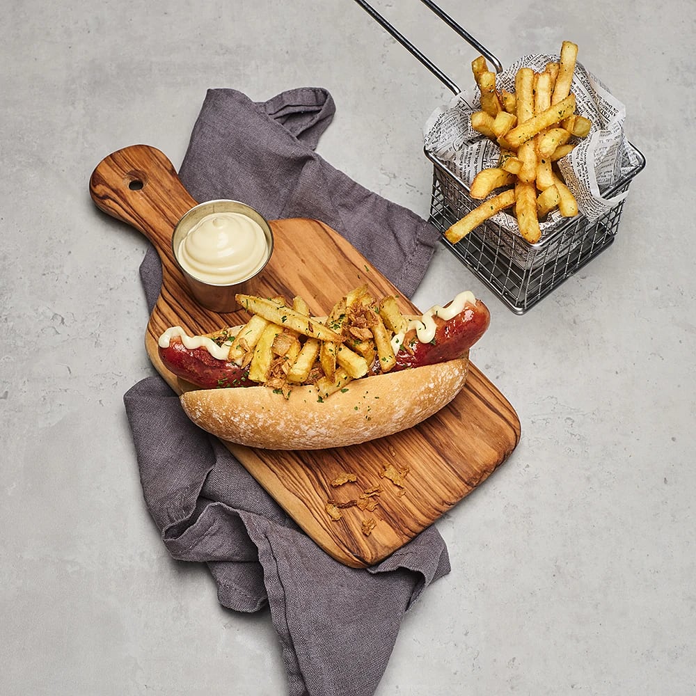 Korv med pommes och majonnäs