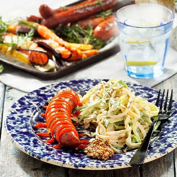 Korvbricka med coleslaw och grillade morötter