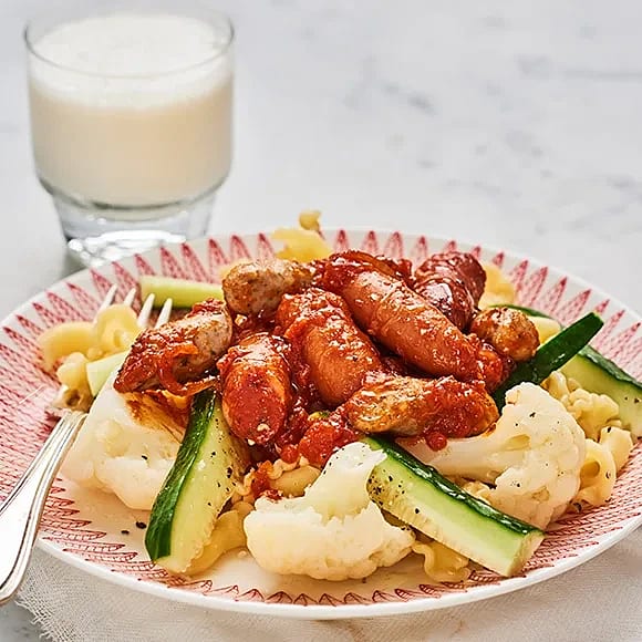 Korvgryta med pasta och gurka