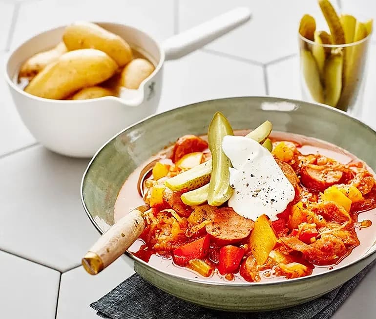 Korvgulasch med paprika och surkål